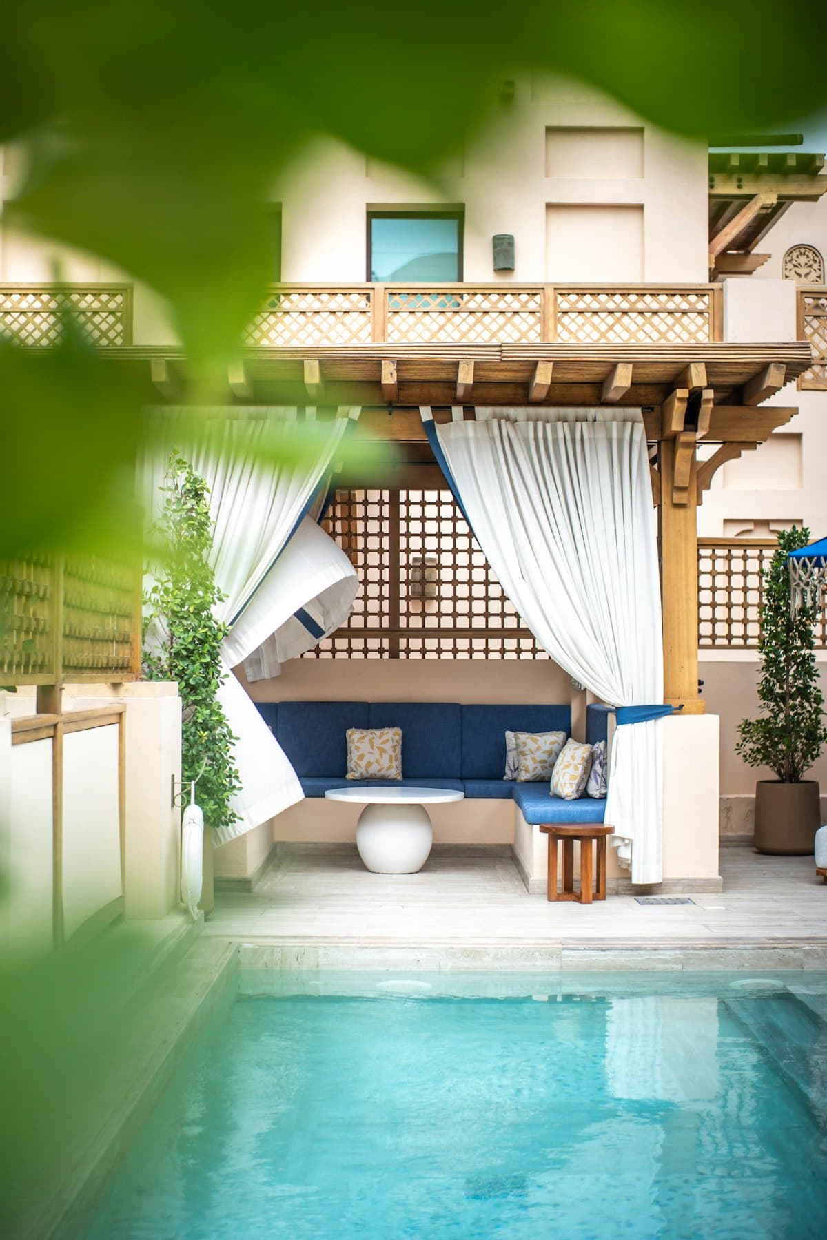 Cabane au bord de la piscine d'un hôtel